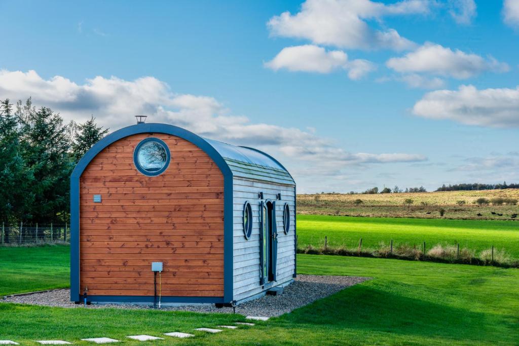 a small shed in the middle of a field at north fell under the stars in Morpeth