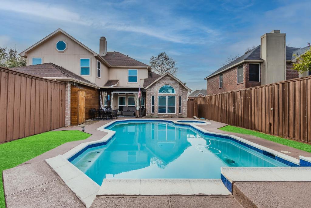 * *ASTOUNDING HOUSE **Perfect for Family and friends , Pool , Hot Tub, & GAME ROOM - Housity