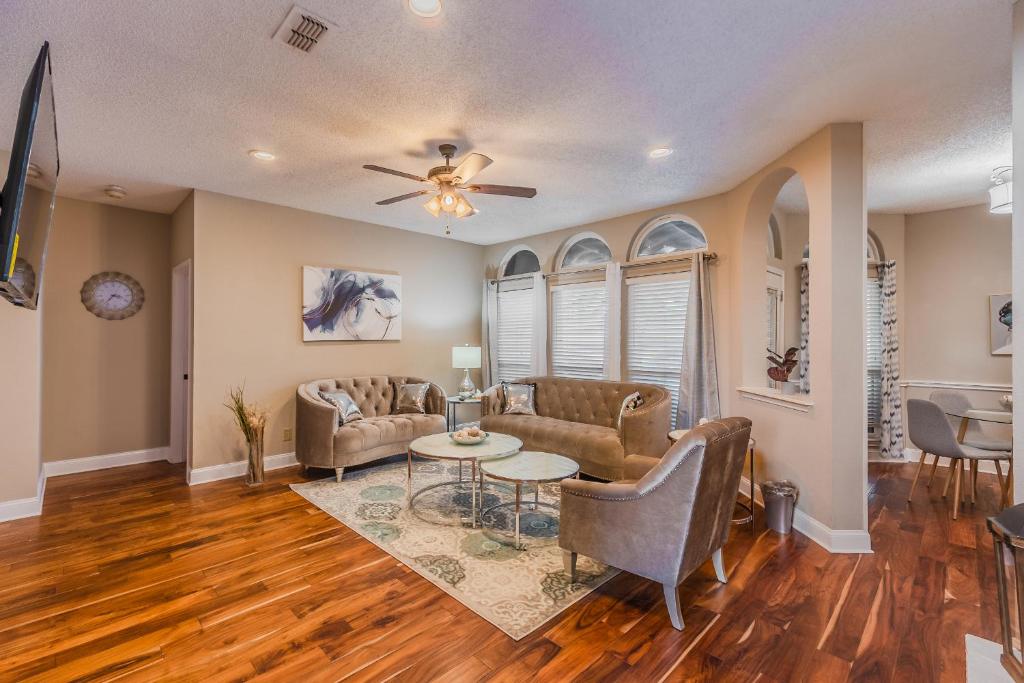 * *ASTOUNDING HOUSE **Perfect for Family and friends , Pool , Hot Tub, & GAME ROOM - Maison De Cinq Chambres