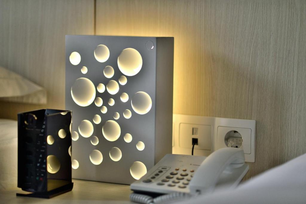 Postel nebo postele na pokoji v ubytování Zodiak Kebon Kawung by KAGUM Hotels