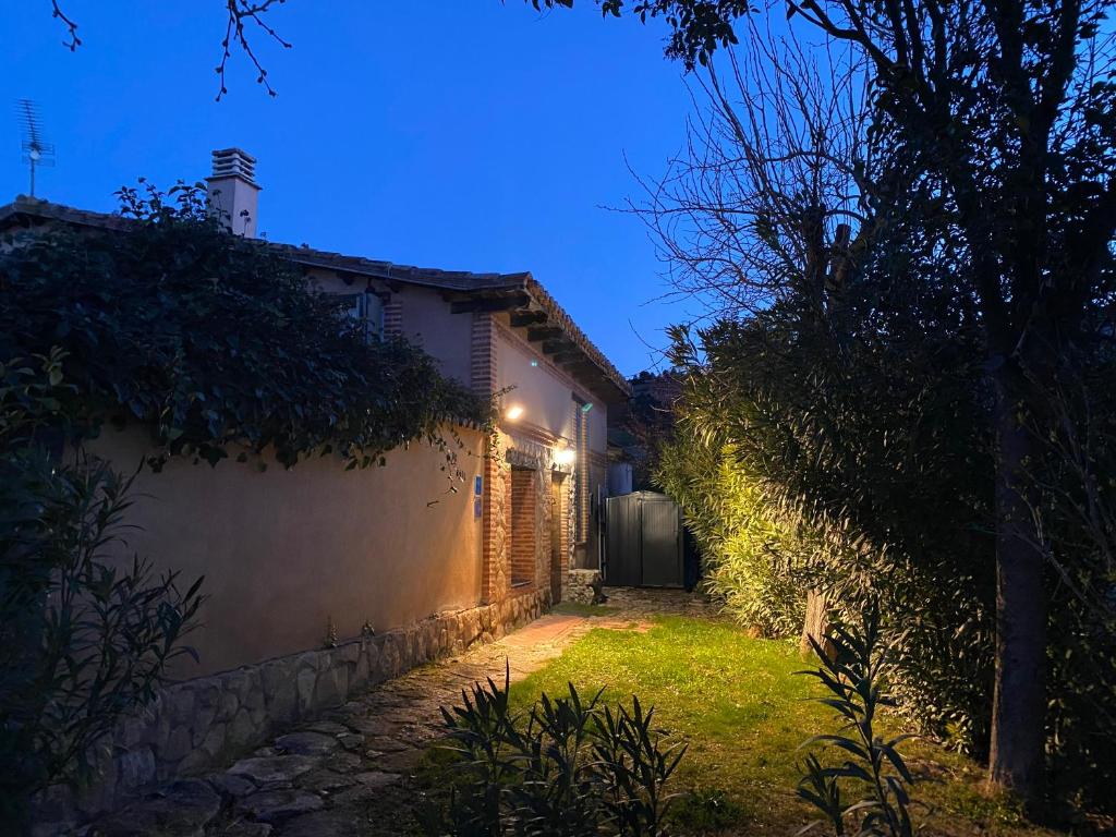 un callejón en una casa por la noche en Casa rural De Añil - Jardín privado, wifi, netflix y aire acondicionado, en Velliza