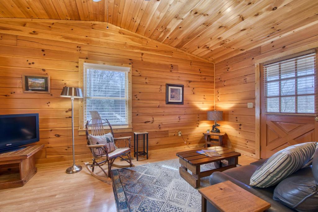 TV a/nebo společenská místnost v ubytování Campground Cabin