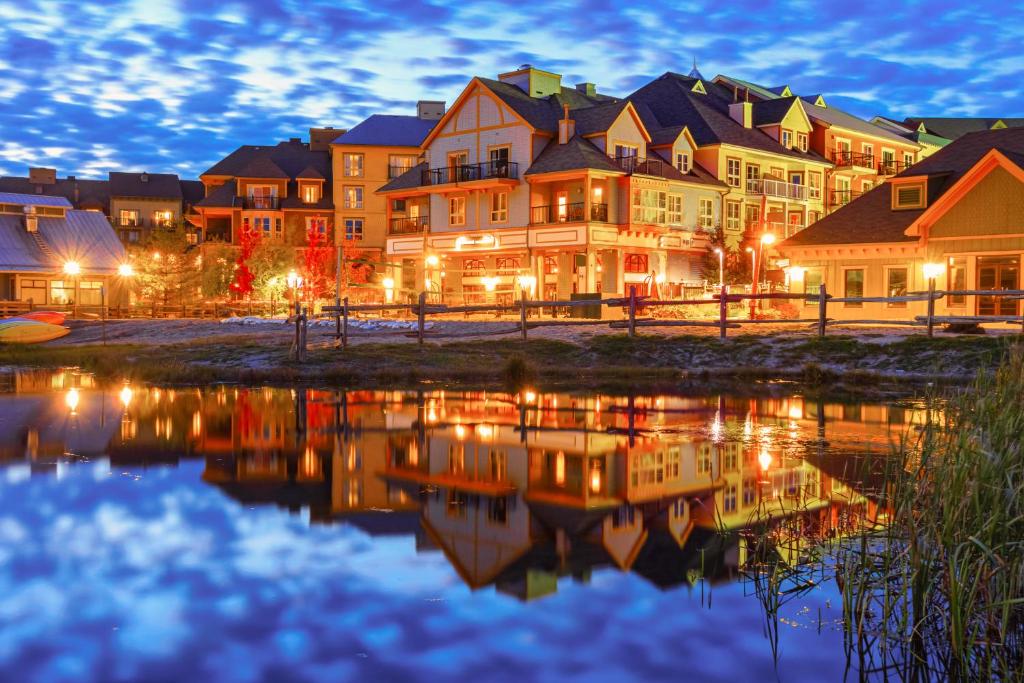 un groupe de maisons dans une ville la nuit dans l'établissement Condo 211 At North Creek Resort, à Blue Mountains