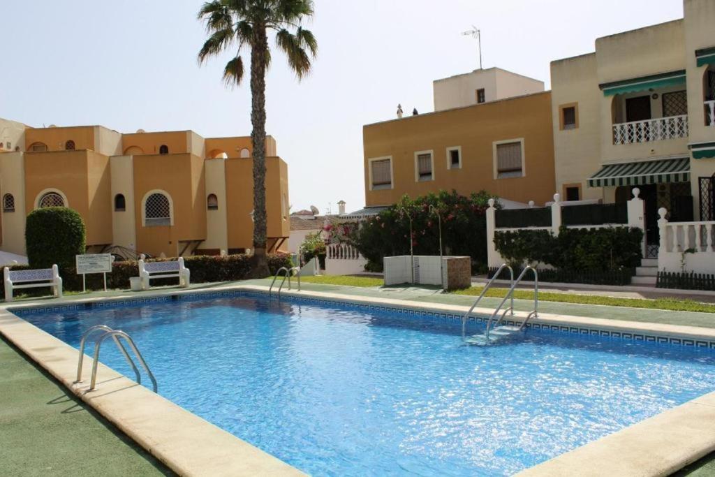 - une piscine en face de certains immeubles dans l'établissement 059 Bungalow Torrelamata, à Torrevieja