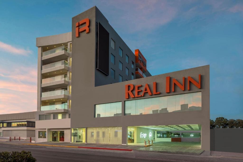 a building with a real inn sign on it at Real Inn Celaya in Celaya