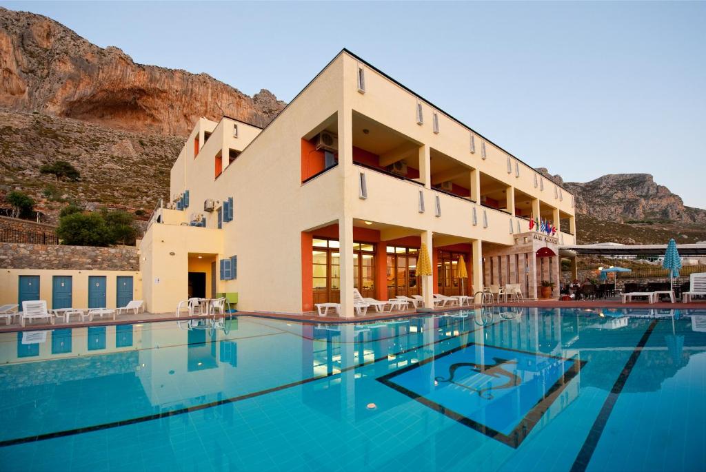 Бассейн в Hotel Philoxenia или поблизости