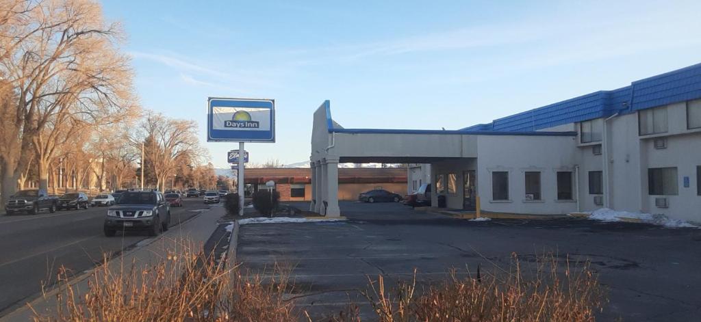 um posto de gasolina com um sinal em frente em Days Inn by Wyndham Pocatello University Area em Pocatello
