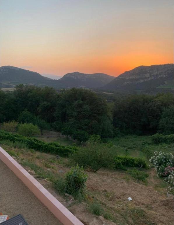- une vue sur le coucher de soleil depuis le balcon d'une maison dans l'établissement Casa Julie, à Patrimonio