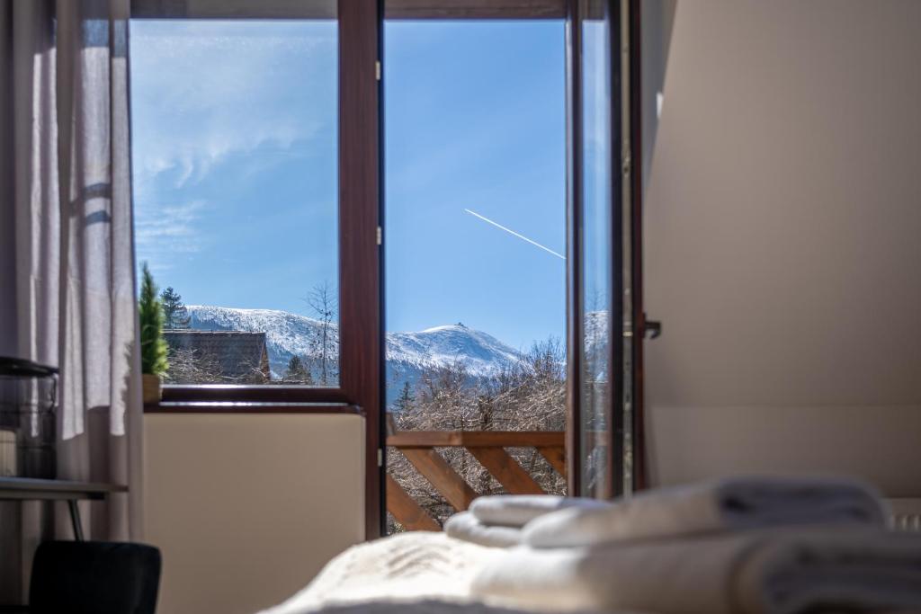 um quarto com uma janela com vista para uma montanha em Skalna Rezydencja em Karpacz