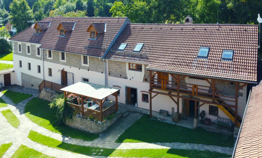 z góry widok na dom z dachem w obiekcie Apartmány Kamenka w mieście Mičovice