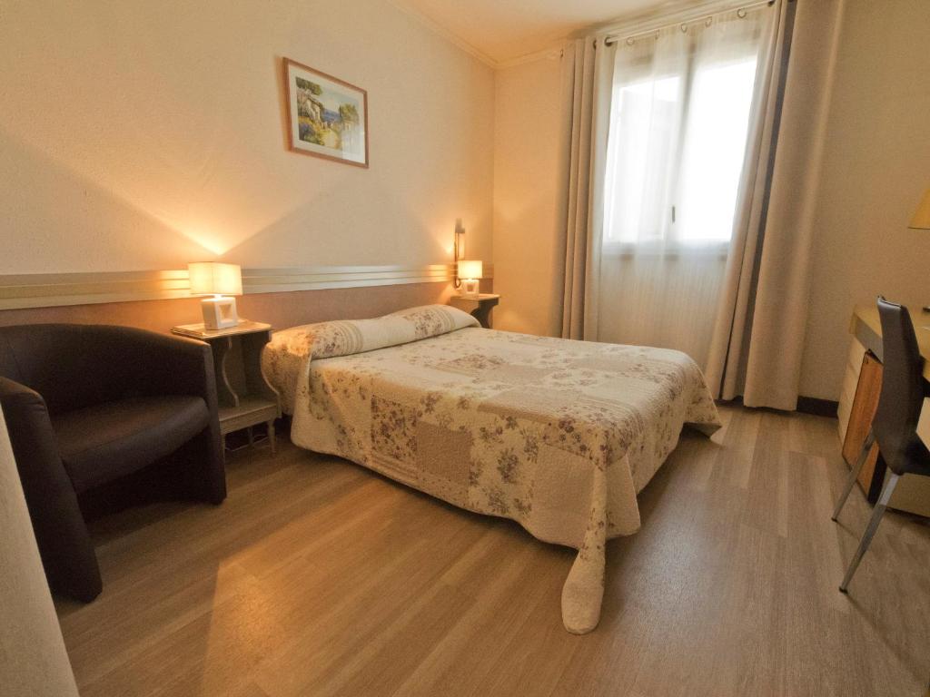 Postel nebo postele na pokoji v ubytování Hotel Les Oliviers