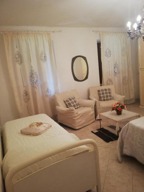 uma sala de estar com duas camas e um sofá em Casa Venelia em Monti di Licciana Nardi