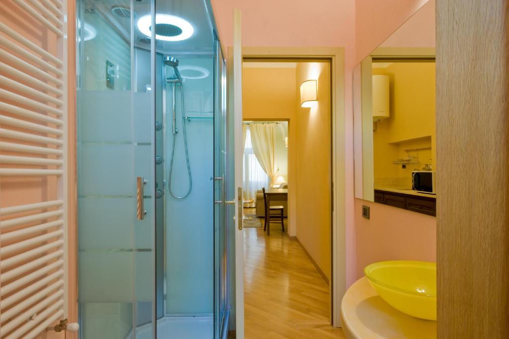 ein Bad mit einer Glasdusche und einem Waschbecken in der Unterkunft Piazza Azuni 18 Guest House in Sassari