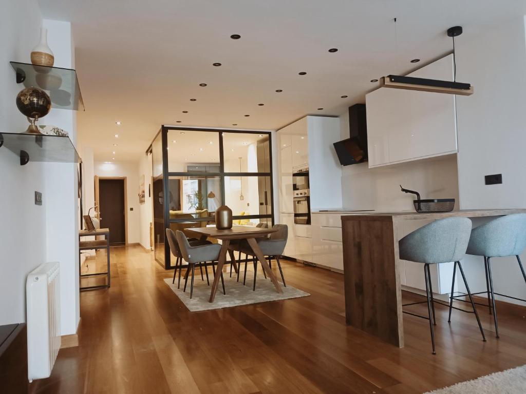 a kitchen and dining room with a table and chairs at Residencial Gijón Centro in Gijón