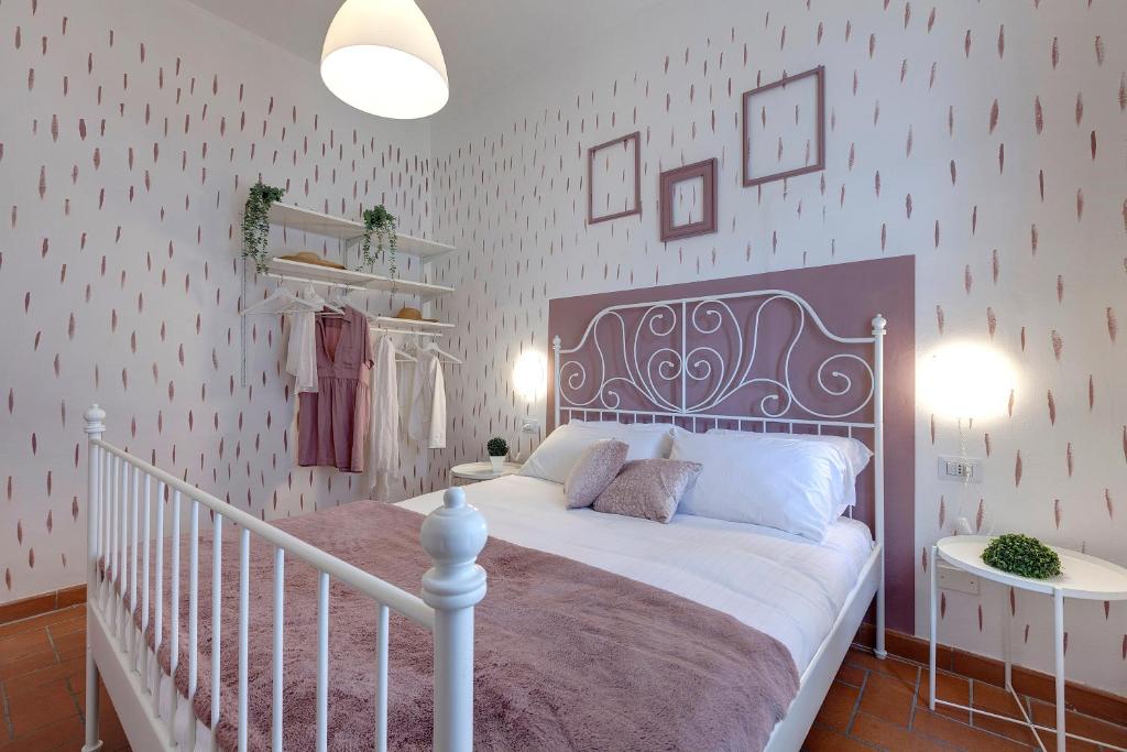 Łóżko lub łóżka w pokoju w obiekcie Maddalena Apartment by Mamo Florence
