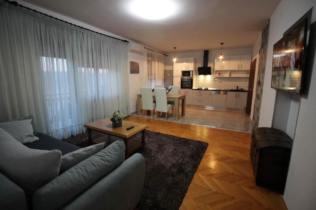 Kuchyňa alebo kuchynka v ubytovaní Moderan apartman u blizini mora