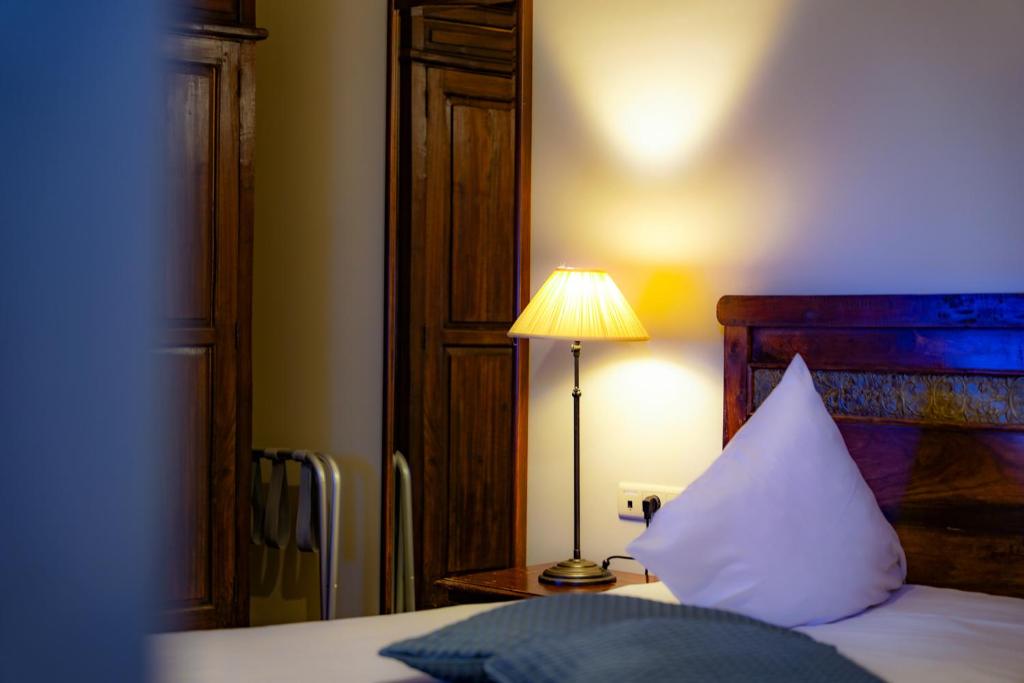 Postel nebo postele na pokoji v ubytování Oranje City Hotel
