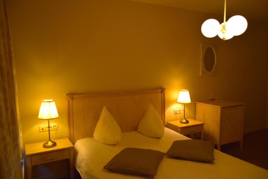 Postel nebo postele na pokoji v ubytování Oranje City Hotel