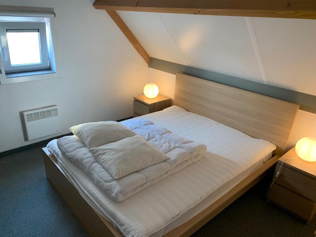 En eller flere senger på et rom på Huisjes aan zee