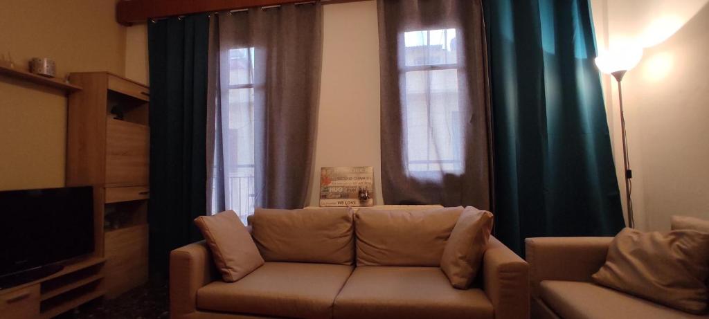 sala de estar con sofá y ventana en Angel's house, en Rethymno