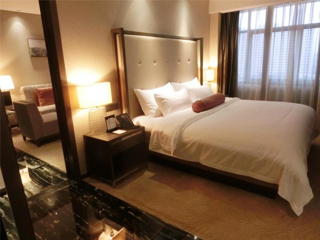 Postel nebo postele na pokoji v ubytování Guangzhou Baiyun Hotel