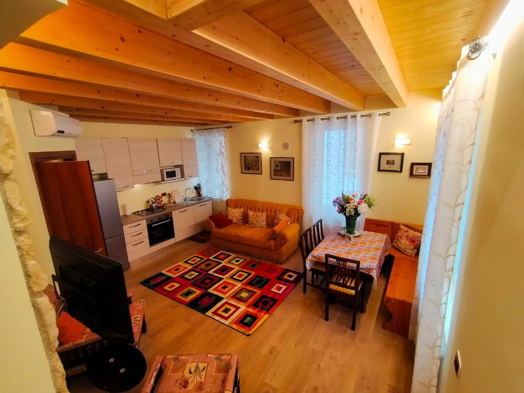 ein Wohnzimmer mit einem Sofa und einem Tisch in der Unterkunft Verona City Arsenale Apartment in Verona