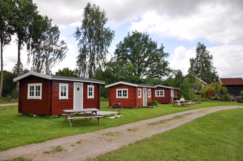 eine Reihe von Campinghütten mit einem Picknicktisch in der Unterkunft Braås camping in Braås