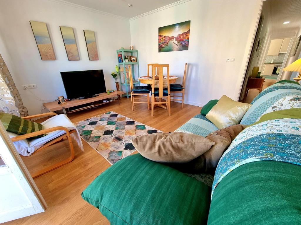 uma sala de estar com um sofá e uma mesa em Sunflower Venecia em Santa Pola