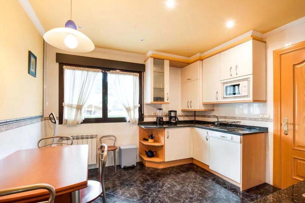 Kuchyň nebo kuchyňský kout v ubytování Magnífica casa con jardin, BBQ e hidromasaje