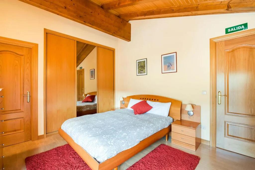 Postel nebo postele na pokoji v ubytování Magnífica casa con jardin, BBQ e hidromasaje