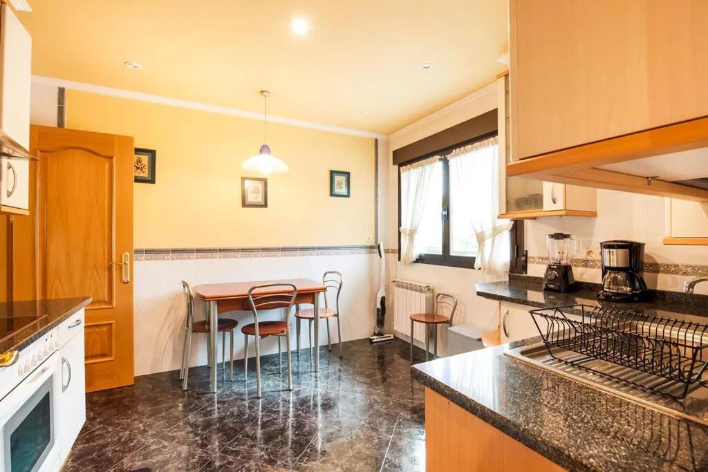 Kuchyň nebo kuchyňský kout v ubytování Magnífica casa con jardin, BBQ e hidromasaje