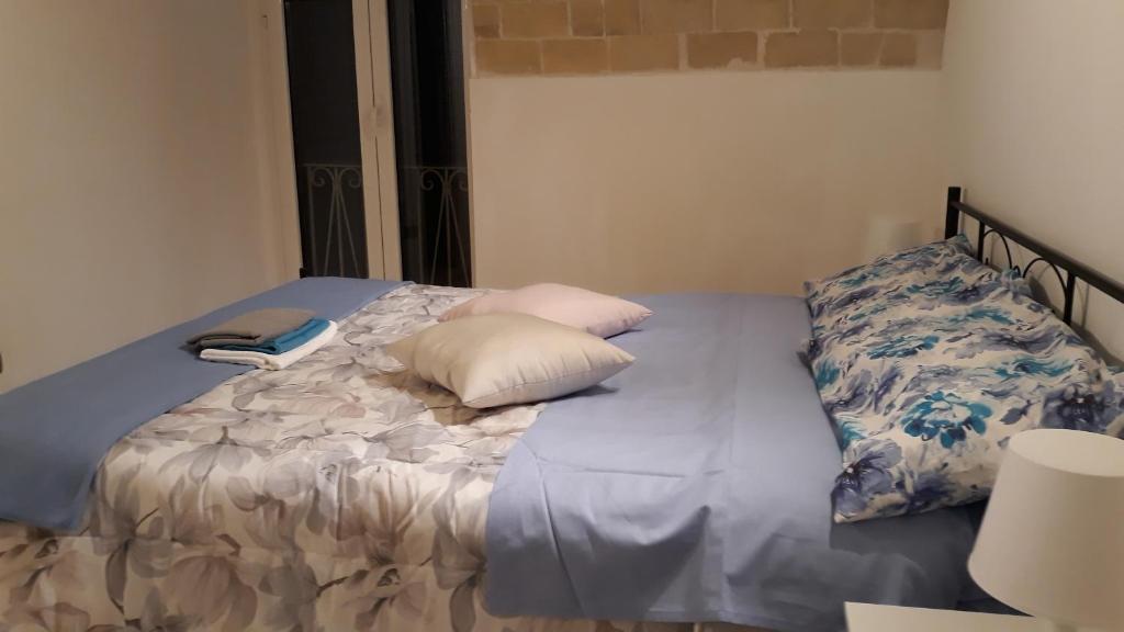 1 cama con 2 almohadas en una habitación en Mini Location Chieti, en Chieti