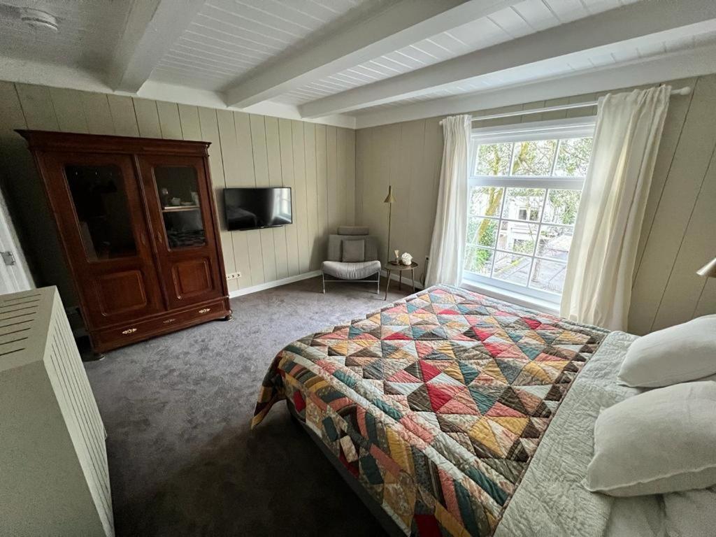- une chambre avec un lit et une grande fenêtre dans l'établissement Dahli's Sleep Boutique, à Amsterdam