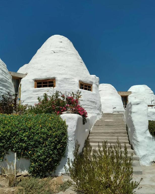uma casa construída de neve em Ecodomos La Tongoycilla em Guanaqueros