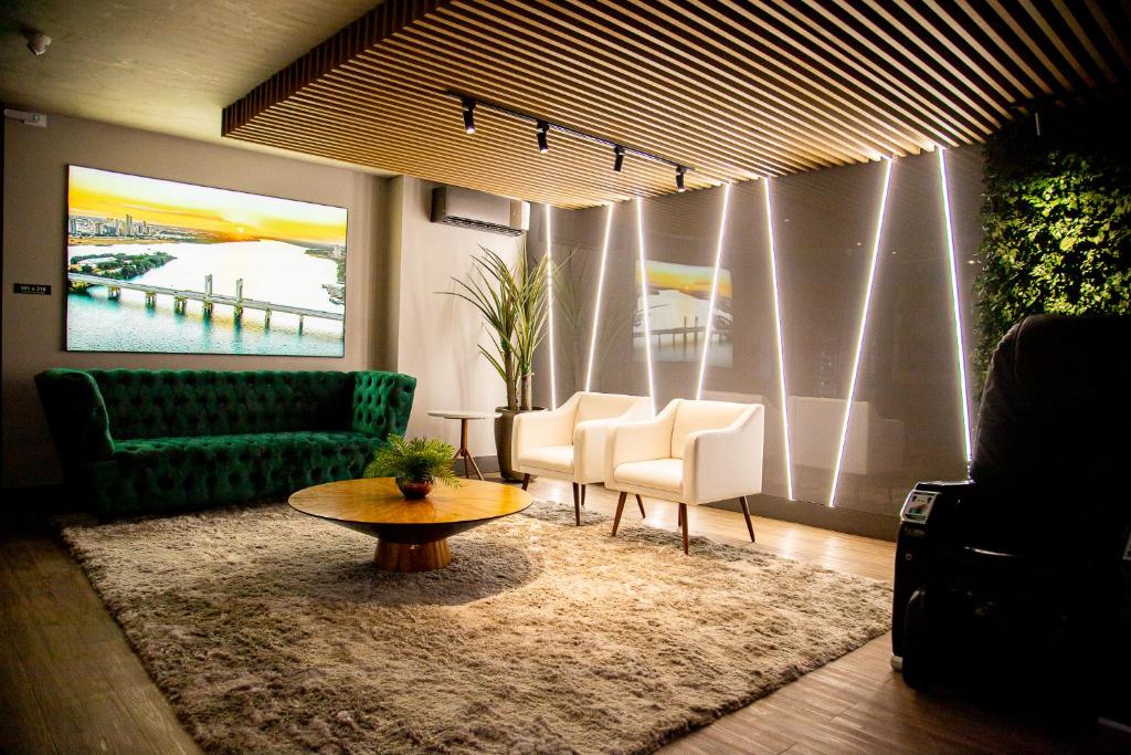 uma sala de estar com um sofá e uma mesa em Hotel Vila Catavento em Petrolina