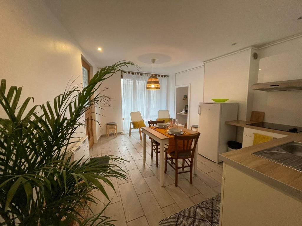 a kitchen and dining room with a table and a kitchen and a dining room at Joli gîte à Chéroy in Chéroy