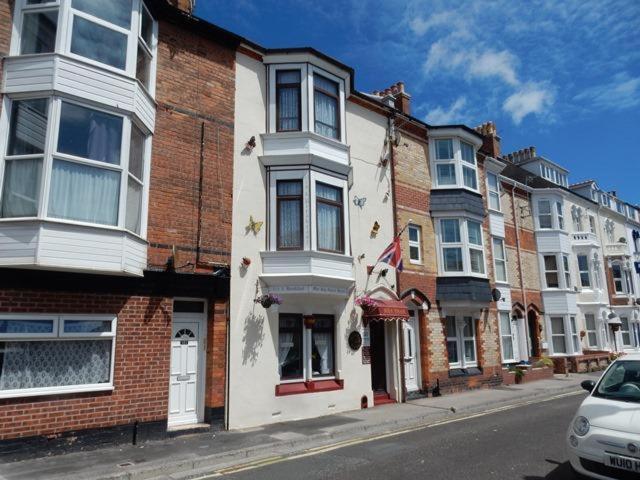 una fila de edificios en una calle de la ciudad en Marjune Guest House en Weymouth