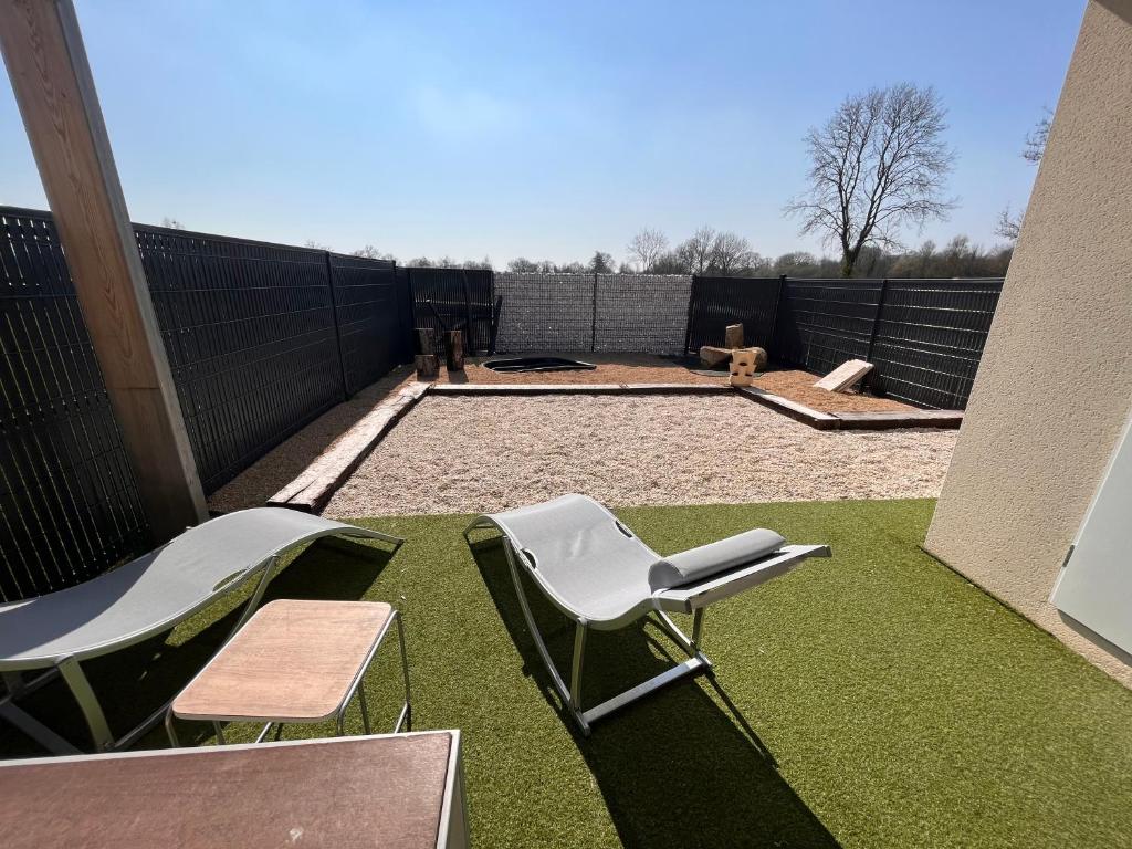 Patio nebo venkovní prostory v ubytování Gite 5 pers avec 2h espace bien-être privatisé inclus dans le prix de la nuit 80m2 de détente