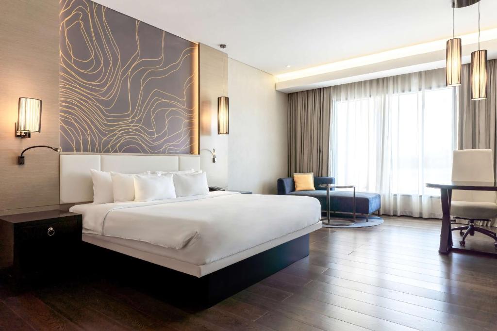 Postel nebo postele na pokoji v ubytování Radisson Collection Muscat, Hormuz Grand
