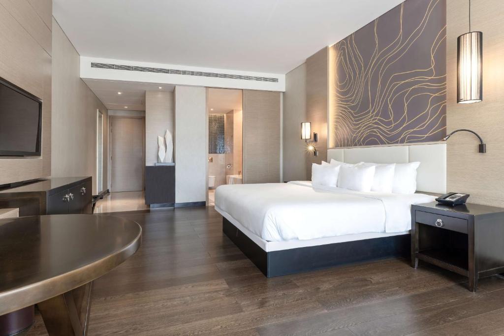 Postel nebo postele na pokoji v ubytování Radisson Collection Muscat, Hormuz Grand