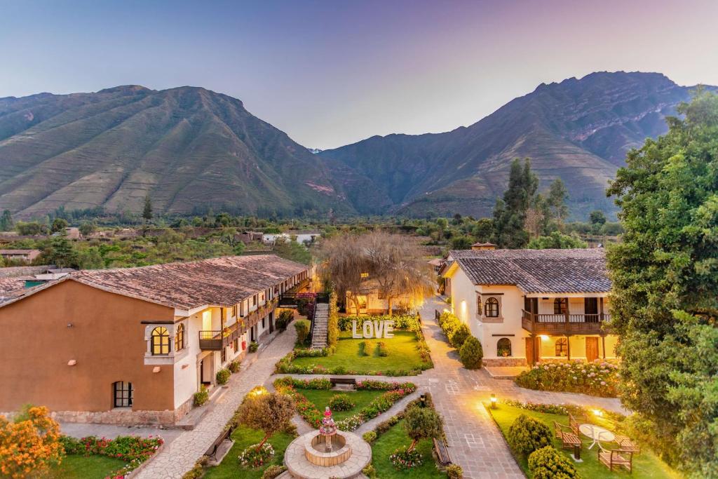 eine Luftansicht eines Hauses mit Bergen im Hintergrund in der Unterkunft Sonesta Posadas del Inca - Valle Sagrado Yucay Urubamba in Urubamba