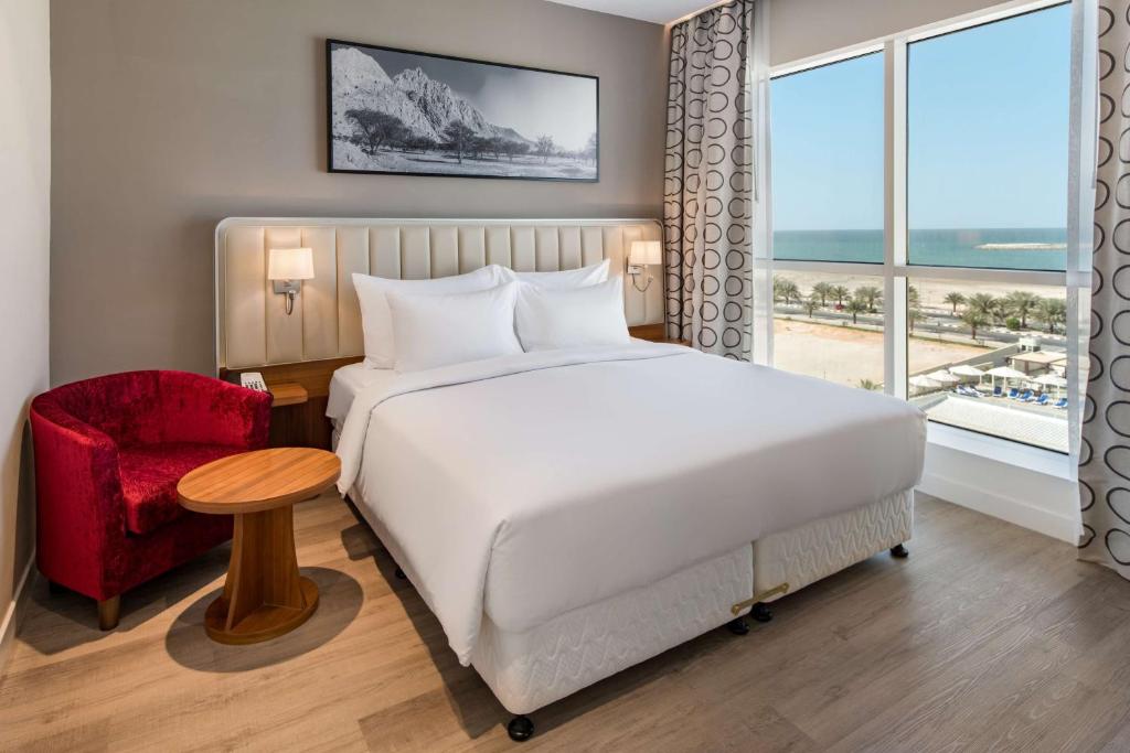 Uma cama ou camas num quarto em Radisson Resort Ras Al Khaimah Marjan Island