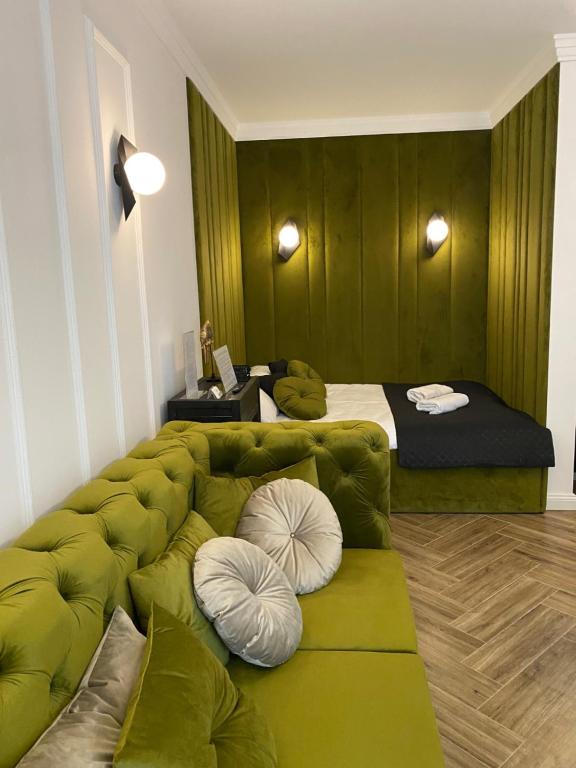 Część wypoczynkowa w obiekcie Family & Business Sauna Tężnia Apartments No18 Leśny nad Zalewem Cedzyna -1 Bedroom with Private Sauna, Bath with Hydromassage , Terrace, Parking, Catering Options