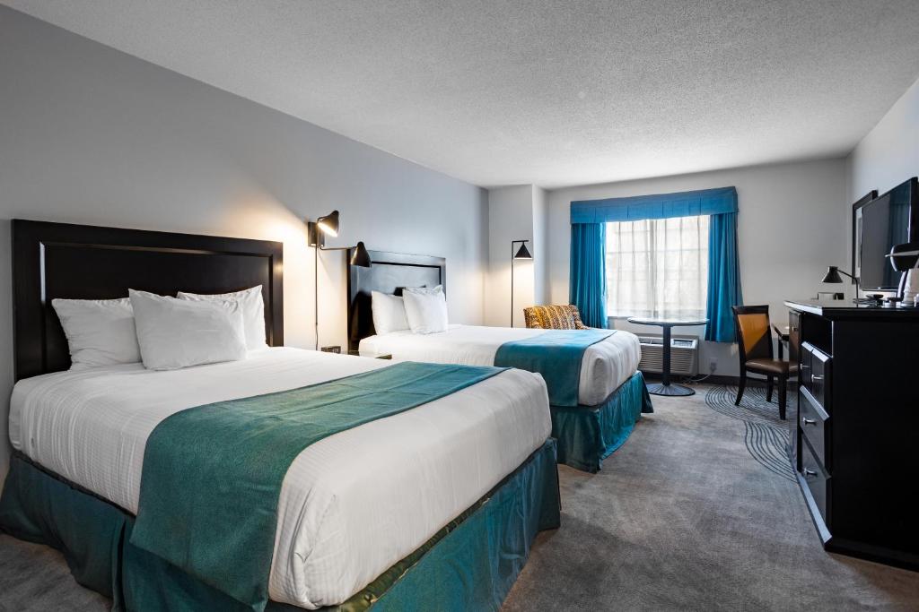 Postel nebo postele na pokoji v ubytování Ramada by Wyndham Surrey/Langley