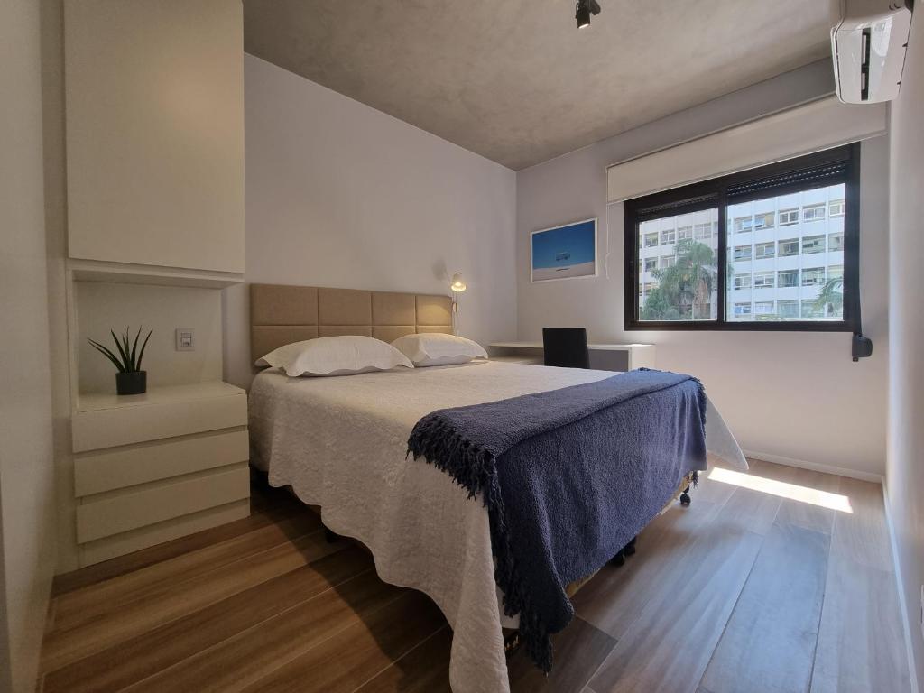 1 dormitorio con cama y ventana en 1031 - London Class Suítes, en São Paulo