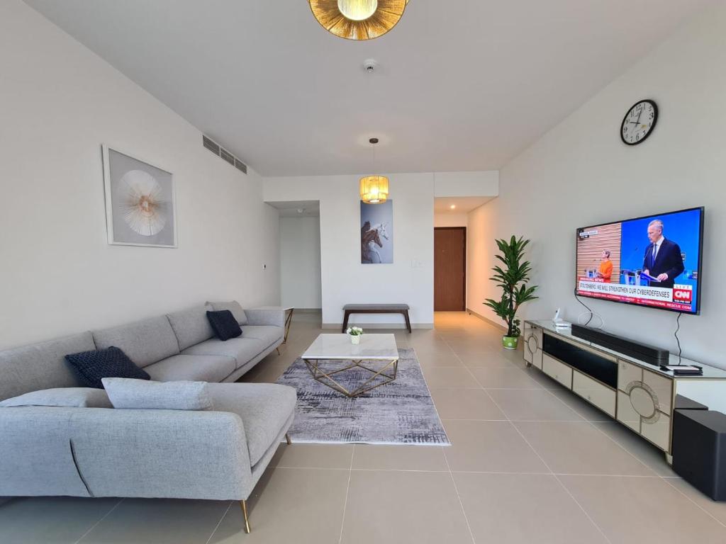 杜拜的住宿－Luxury Marina Apartment 1，带沙发和平面电视的客厅