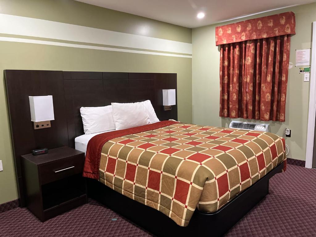 Кровать или кровати в номере Budget Inn