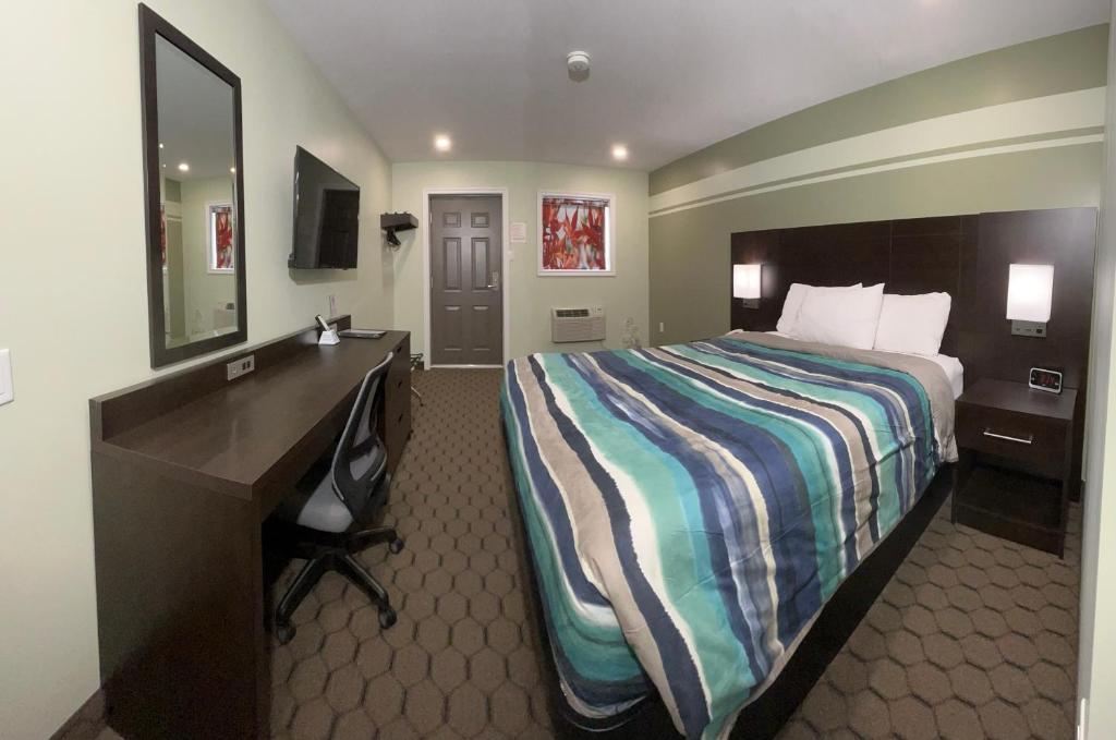 Кровать или кровати в номере Budget Inn