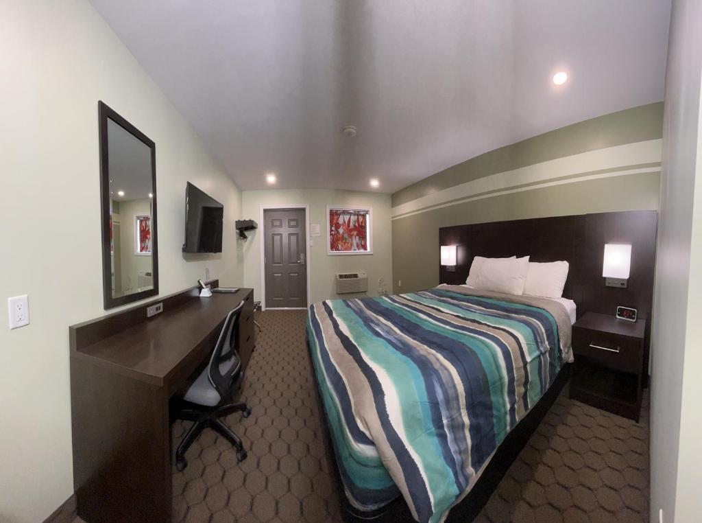 Кровать или кровати в номере Budget Inn