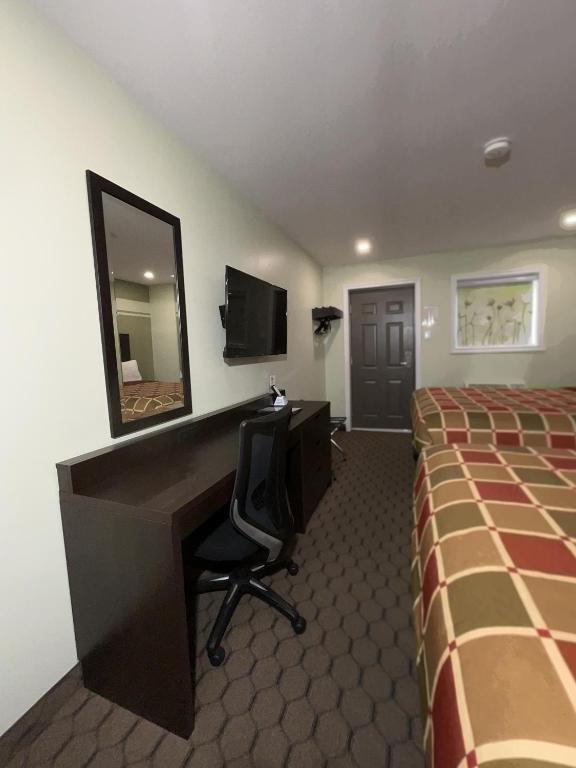 Телевизор и/или развлекательный центр в Budget Inn